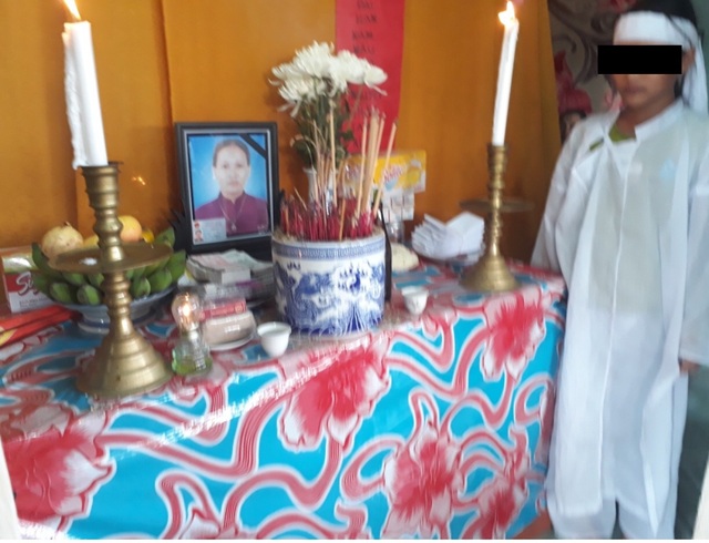 Bị chồng dùng dao đâm thẳng vào bụng, vợ tử vong trên đường đi cấp cứu - 1 Cháu Nguyễn A. T., bên bàn thờ của người mẹ xấu số. (Ảnh: Hồ Minh)