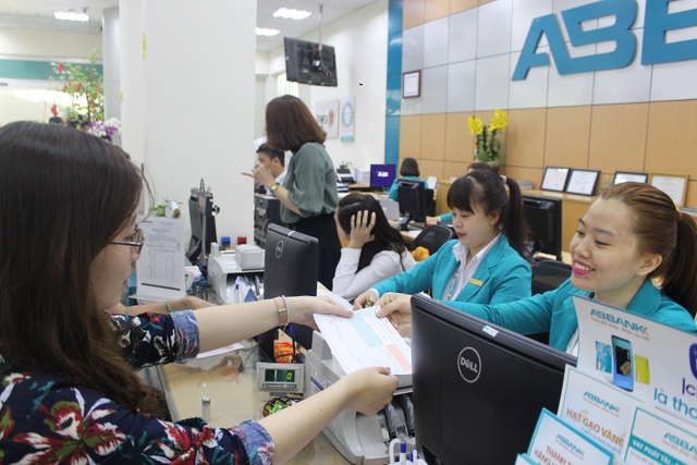 Dịch vụ Nộp thuế hải quan điện tử 24/7 của ABBANK mang lại nhiều tiện ích cho khách hàng - 1
Khách hàng giao dịch tại ABBANK