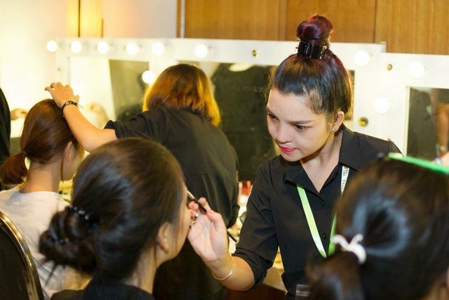 Người mẹ khuyết tật, kiếm mỗi tháng gần 50 triệu từ nghề makeup - 2 Với sự cố gắng kiên trì, giờ đây chị Văn Thị Thương đã nổi tiếng với nghề makeup và được trang điểm cho rất nhiều các nghệ sĩ nổi tiếng