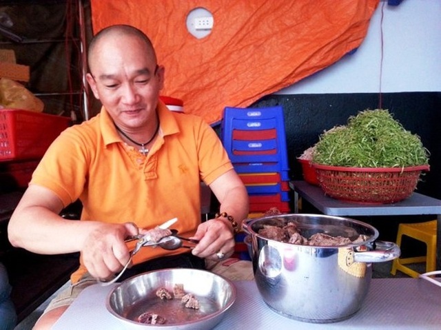 Quán bún bò gân “bá đạo” giờ ra sao? - 1
Anh Dũng Đinh, chủ quán bún bò gân là người khá vui vẻ và hài hước.