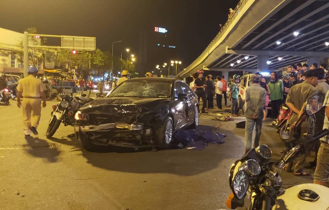 Nữ tài xế lái xe BMW gây tai nạn có nồng độ cồn rất cao - 2 Hiện trường vụ tai nạn liên hoàn ngay ngã tư Hàng Xanh
