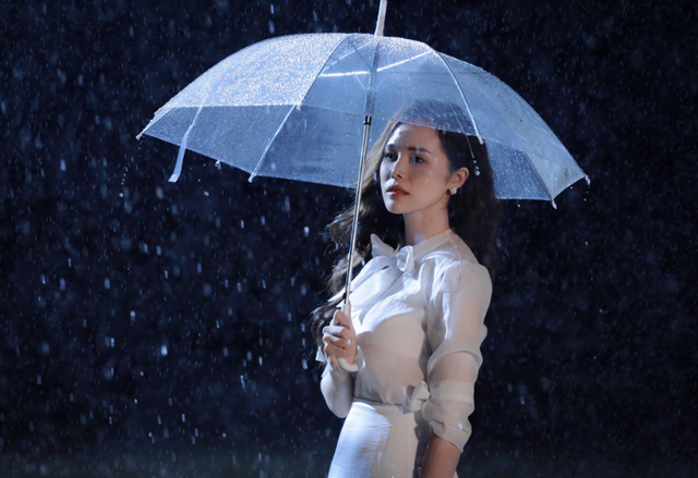 Người đẹp Bolero Hà Thành Lê Trinh lộng lẫy sánh đôi cùng ca sĩ Mạnh Đình - 9 Lê Trinh bật mí, cô vừa thực hiện xong MV “Mưa trên biển vắng” với số tiền đầu tư hơn nửa tỷ đồng, dự kiến sẽ ra mắt khán giả vào đầu tháng 11 tới đây. MV được quay tại Đà Nẵng với ekip hơn 40 người đi theo hỗ trợ. Lê Trinh coi đó như đứa con tinh thần rất quan trọng bởi cô đã dốc sức lực và tâm huyết, tiền bạc để thực hiện MV như một dấu ấn về sự trưởng thành trong âm nhạc của mình, sau 3 năm làm ca sĩ.