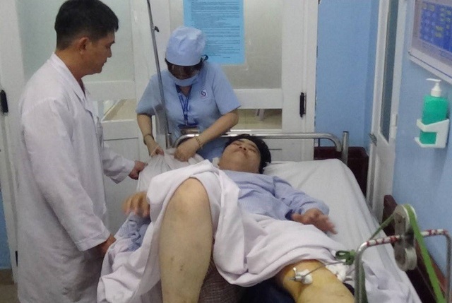 
Một nam bệnh nhân bị gãy xương đùi đã được bác sĩ phẫu thuật cấp cứu
