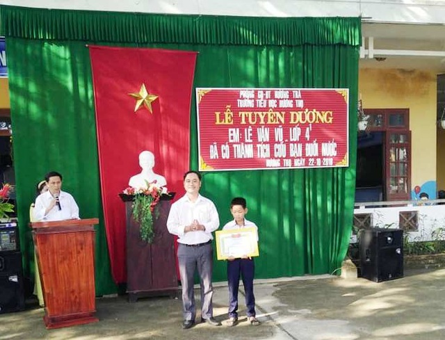 Thừa Thiên Huế: Tặng bằng khen cho học sinh cứu 3 bạn đuối nước - 2 Em Lê Văn Vũ trong lễ tuyên dương đã có thành tích cứu bạn đuối nước