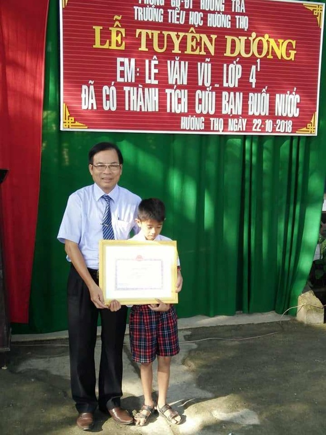 Thừa Thiên Huế: Tặng bằng khen cho học sinh cứu 3 bạn đuối nước - 1 Thầy giáo Đặng Phước Mỹ, Phó Giám đốc Sở Giáo dục và Đào tạo tỉnh Thừa Thiên Huế tặng bằng khen của Chủ tịch UBND tỉnh cho em Lê Văn Vũ