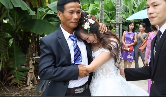 Rơi nước mắt với khoảnh khắc cô dâu bịn rịn chia tay người thân trong đám cưới - 1 Rơi nước mắt với khoảnh khắc cô dâu bịn rịn chia tay người thân trong đám cưới - 1