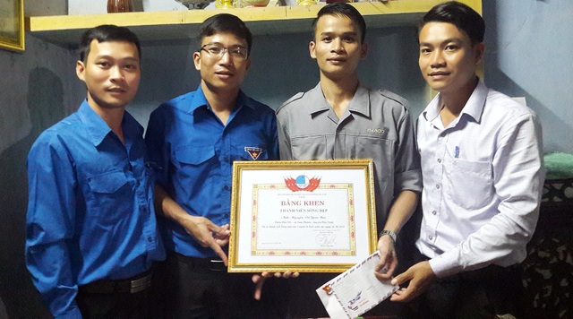 Tặng bằng khen cho thanh niên cứu 2 mẹ con đuối nước - Ảnh 1. Tặng bằng khen cho thanh niên cứu 2 mẹ con đuối nước - Ảnh 1.