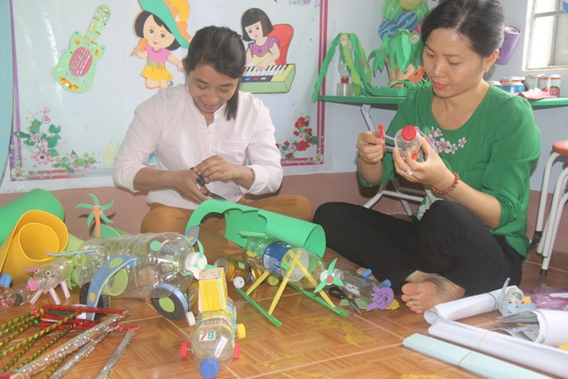 Đắk Nông: Khắc phục tình trạng thiếu giáo viên theo kiểu… cầm cự - 1
Tranh thủ sáng sớm, hai giáo viên trường mầm non Hoa Mai làm dụng cụ học tập cho học sinh.