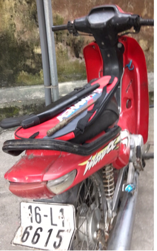 Kiểm tra xe máy vi phạm giao thông, phát hiện súng, lưỡi lê giấu trong cốp - 1 Chiếc xe máy bị bỏ lại và tang vật trong cốp xe (ảnh cơ quan công an)