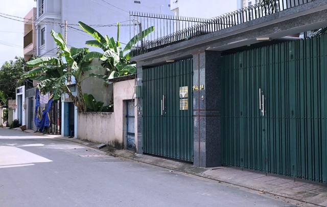 Truy tìm lai lịch tài xế xe biển xanh 80B hú còi "vô tổ chức" - 1
Công an phường Cát Lái, quận 2 đã làm việc với chủ căn hộ nơi chiếc xe biển xanh 80B dừng lại.