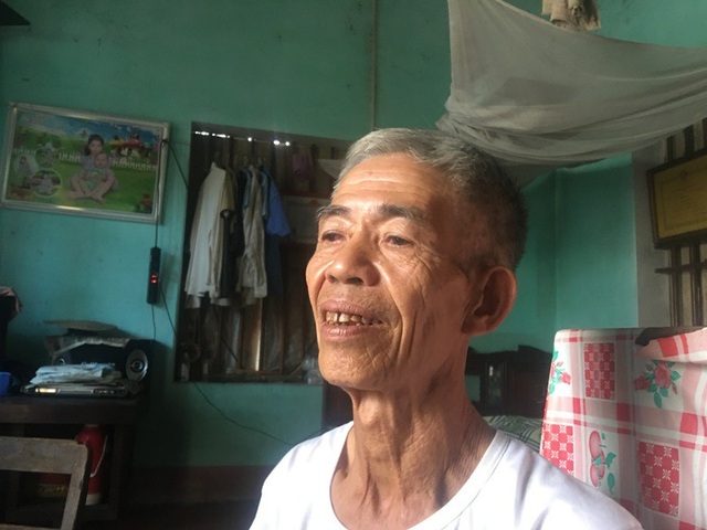 Đã gần 70 tuổi nhưng ông Đỗ Văn Cường vẫn phải làm đủ việc để lo cho vợ và con trai.