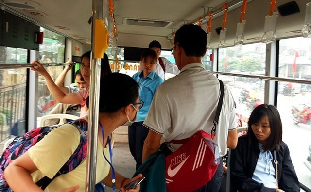 Cặp đôi vô tư diễn "cảnh nóng" trên xe buýt khiến phụ xe bức xúc - 1 Với đặc thù nghề nghiệp, chị Ánh luôn phải quan sát mọi việc trên xe