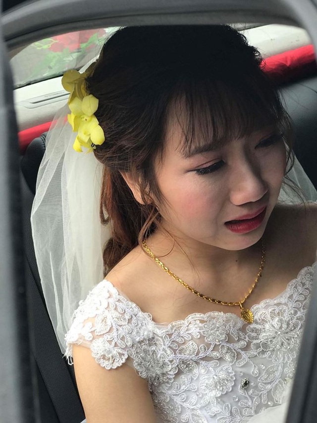 Rơi nước mắt với khoảnh khắc cô dâu bịn rịn chia tay người thân trong đám cưới - 3 Rơi nước mắt với khoảnh khắc cô dâu bịn rịn chia tay người thân trong đám cưới - 3