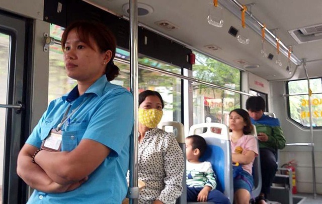 Cặp đôi vô tư diễn "cảnh nóng" trên xe buýt khiến phụ xe bức xúc - 2 Chị Lê Thị Ngọc Ánh - phụ xe buýt tuyến 106, tỏ ra e ngại trước sự bạo dạn và lối sống gấp của một bộ phận giới trẻ hiện nay.