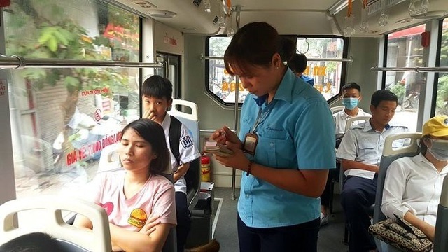 Cặp đôi vô tư diễn "cảnh nóng" trên xe buýt khiến phụ xe bức xúc - 3 Theo nữ phụ xe, có những cặp đôi vô tư sờ mó nhau khi hàng ghế bên cạnh là các bác, các bà.