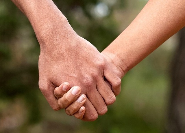 Nắm tay người yêu là biểu hiện tuyệt vời của tình yêu và sự ấm áp. Hãy xem hình ảnh này để cảm nhận được sự ngọt ngào và hạnh phúc khi được nắm tay người mình yêu thương.