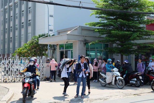Sinh viên phản đối quy định “mặc áo thun có cổ”? - 1 Sinh viên Trường ĐH Tài chính - Marketing sau giờ học