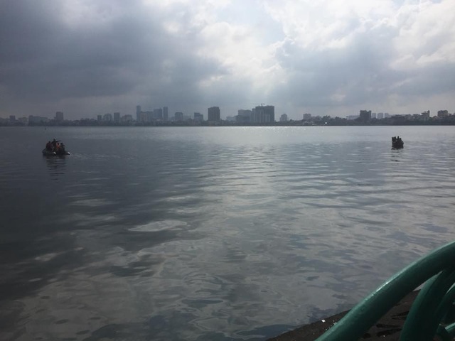Tìm thấy thi thể người đàn ông đi mò trai ở Hồ Tây - 1 Lực lượng cứu hộ, cứu nạn tìm kiếm nạn nhân trên Hồ Tây.