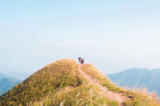 Chinh phục “sống lưng khủng long” ở Quảng Ninh mùa lau trắng - 6 Thời điểm tháng 10, 11 hàng năm cung đường trek tới mốc 1305 ngập tràn một màu trắng của cỏ lau, tạo cho nơi đây vẻ đẹp nên thơ như chốn thần tiên. Đây cũng là thời điểm mà Bình Liêu thu hút đông khách du lịch nhất. Ảnh: @cui.ietxaiddileggo