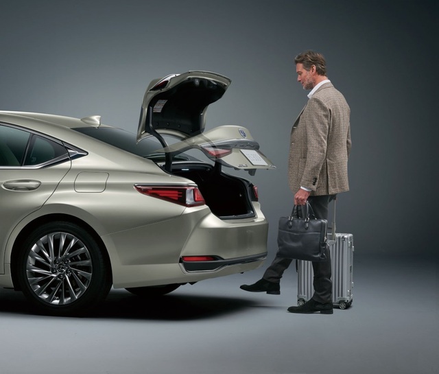 Lexus ES thế hệ mới ra mắt tại Nhật không có gương cửa - 19 Lexus ES thế hệ mới ra mắt tại Nhật không có gương cửa - 19
