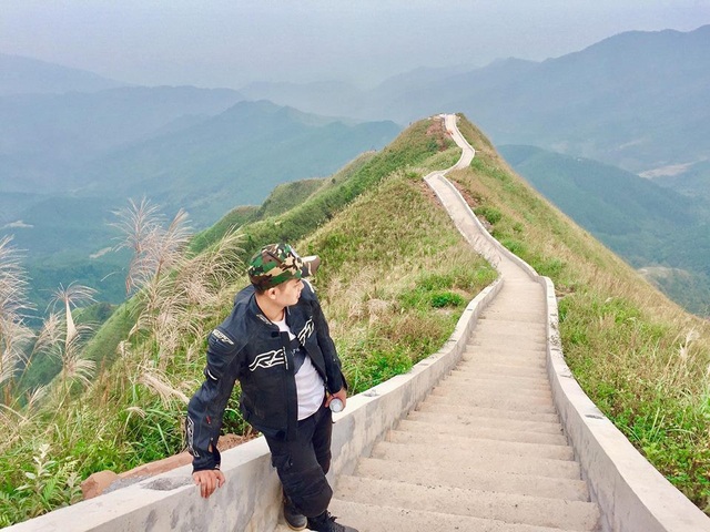 Chinh phục “sống lưng khủng long” ở Quảng Ninh mùa lau trắng - 3 Khác với những cung đường phượt Tây Bắc, đường lên Bình Liêu không quá lắt léo, khó đi. Hai bên đường là những ngọn đồi, núi trập trùng với một màu xanh bạt ngàn của cây cối tạo cho nơi đây vẻ đẹp vừa nên thơ, vừa hùng vĩ. Ảnh: jiang nguyễn