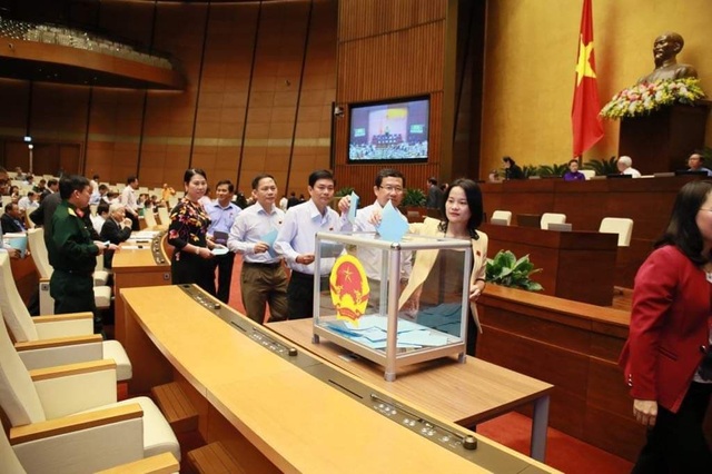 Ông Nguyễn Mạnh Hùng được phê chuẩn làm Bộ trưởng Thông tin - Truyền thông - 2
Bỏ phiếu bầu tân Bộ trưởng Thông tin - Truyền thông. (Ảnh: QP)