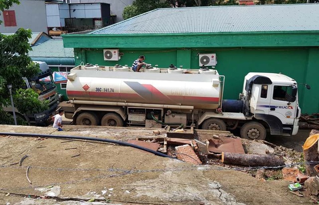 Hàng trăm học sinh, giáo viên thường xuyên đau đầu, buồn nôn vì cây xăng nằm cạnh trường - 3 Mỗi lần việc tiếp nhiên liệu vào bồn gây ra mùi xăng nồng nặc.