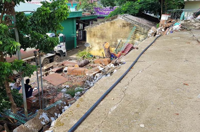 Hàng trăm học sinh, giáo viên thường xuyên đau đầu, buồn nôn vì cây xăng nằm cạnh trường - 5 Mặc dù đã được kiến nghị di dời, tuy nhiên đến nay vẫn chưa được thực hiện.