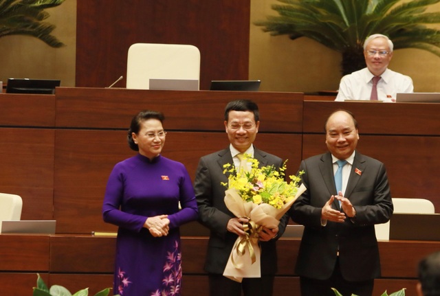 Ông Nguyễn Mạnh Hùng được phê chuẩn làm Bộ trưởng Thông tin - Truyền thông - 3
Tân Bộ trưởng Thông tin - Truyền thông nhận hoa chúc mừng. (Ảnh: QP)