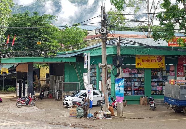 Hàng trăm học sinh, giáo viên thường xuyên đau đầu, buồn nôn vì cây xăng nằm cạnh trường - 2 Cửa hàng xăng dầu này cũng nằm cạnh khu dân cư.
