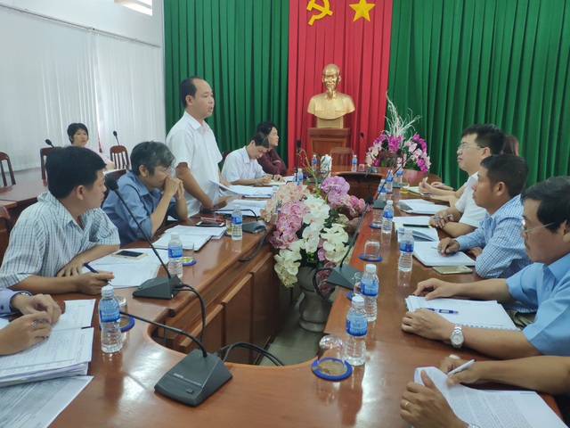 Trại heo “khủng” xây trái phép sát nguồn cấp nước xin chuyển sang trồng rau - 2 Chủ đầu tư làm việc với lãnh đạo UBND huyện Định Quán, xin tháo dỡ trại heo “khủng” xây dựng trái phép và chuyển mục đích sang trồng rau sạch (ảnh: T.L)