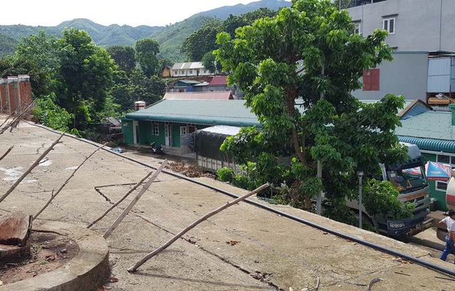 Hàng trăm học sinh, giáo viên thường xuyên đau đầu, buồn nôn vì cây xăng nằm cạnh trường - 4 Bồn chứa nhiên liệu nằm sát với lớp học của trường THCS dân tộc nội trú Mường Lát.