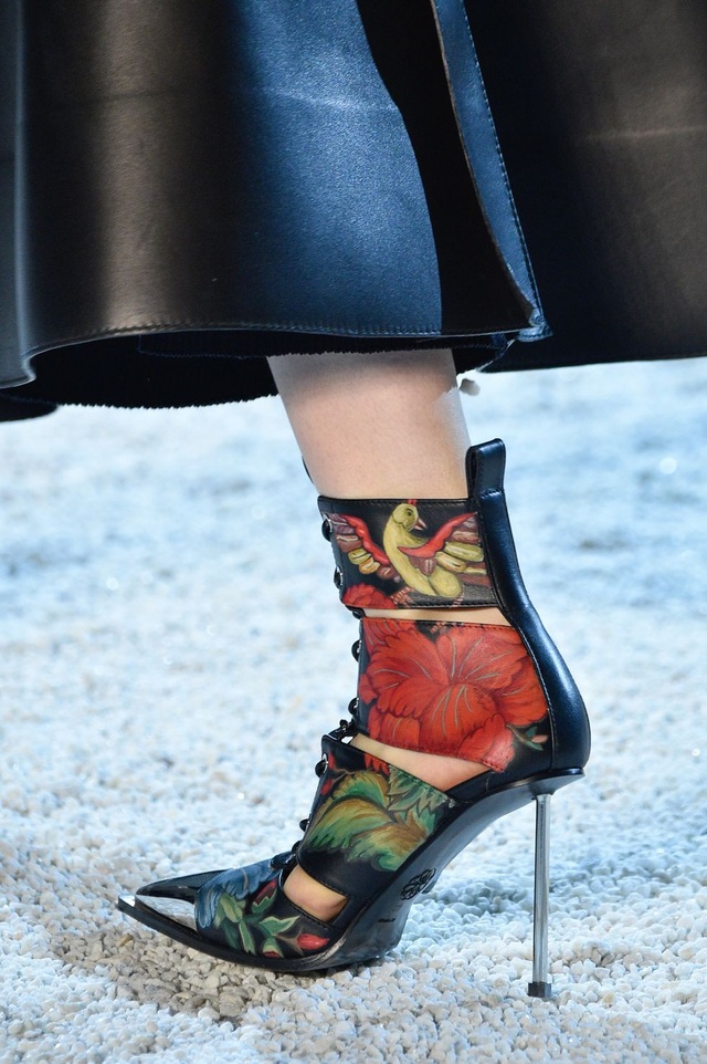 Những mẫu giày dép sành điệu cho mùa thu đông - 6
Alexander McQueen