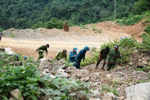 Giã từ quá khứ “ăn của rừng”, lâm tặc trở về bảo vệ rừng - 3 Người dân tham gia cùng lực lượng chức năng bảo vệ rừng.