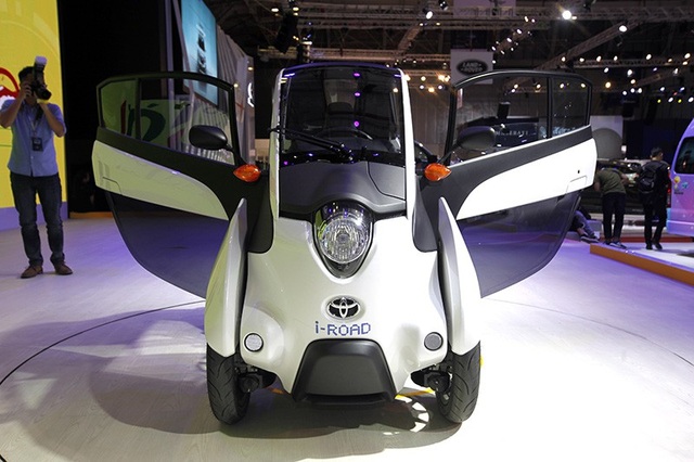 Toyota giới thiệu bộ sưu tập xe dành cho giới trẻ - 3
Chiếc xe concept i-ROAD có thiết kế gọn nhẹ, với chiều dài chỉ 234 cm, rộng 96 cm và cao 145 cm. Xe nặng 310 kg và có bán kính vòng quay tối thiểu 2,3 m, dễ dàng di chuyển trong nội đô.