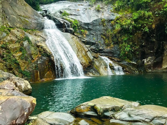 Chinh phục “sống lưng khủng long” ở Quảng Ninh mùa lau trắng - 13 Thời điểm này nếu đến Bình Liêu, ngoài việc chiêm ngưỡng cánh đồng cỏ lau trắng muốt, trek cung đường biên giới hùng vĩ bạn còn có thể khám phá nhiều điểm đến lý tưởng như: bản làng cổ nơi được mệnh danh giống như “phố cổ Hội An” với rất nhiều cảnh quan đẹp; đỉnh Cao Xiêm: Với độ cao 1.429m, được xem là “nóc nhà” của Quảng Ninh hay ghé thăm thác Khe Vằn. Ảnh: @mannart