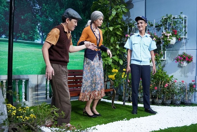 Mâu Thuỷ làm gì khiến Hoài Linh, Trường Giang khen ngợi hết lời? - 1 Mâu Thuỷ duyên dáng khi đối đầu thử thách với Trường Giang, Mạc Văn Khoa.