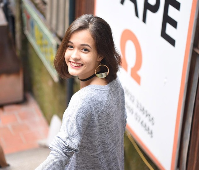 Nhan sắc “bông hồng lai” Việt - Pháp xao xuyến mọi ánh nhìn - 3 Cô đã theo học ở đất nước này hơn 1 năm, nhìn lại chặng đường đã qua Linh vẫn không giấu nổi niềm vui mà bộc bạch: “Ngay từ khi học cấp 3 em đã có mong ước được đi du học. Em tự lập từ bé nên khi đến một môi trường mới không bị bỡ ngỡ, mọi thứ ở đây đều rất tốt, chỉ có điều phải xa gia đình nên đôi khi tủi thân một chút thôi”.