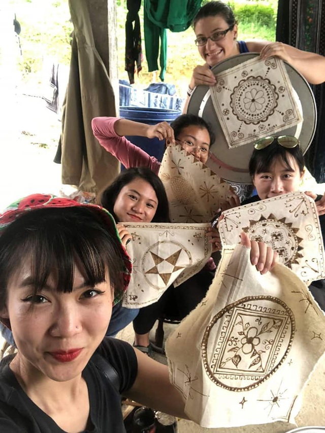 Lạc vào thung lũng Hang Kia, đẹp yên bình như cổ tích - 11 Sản phẩm đầu tay của du khách khi tham gia làm nghề thêu với bà con.