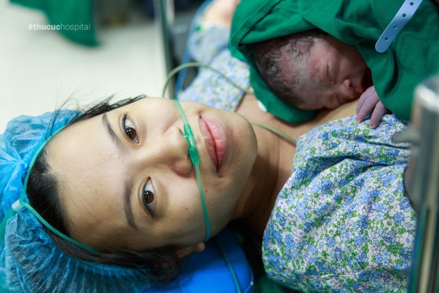 Đi đẻ nhàn tênh với dịch vụ Thai sản trọn gói - 5 Lần đầu được áp da với con, cảm xúc thật khó tả