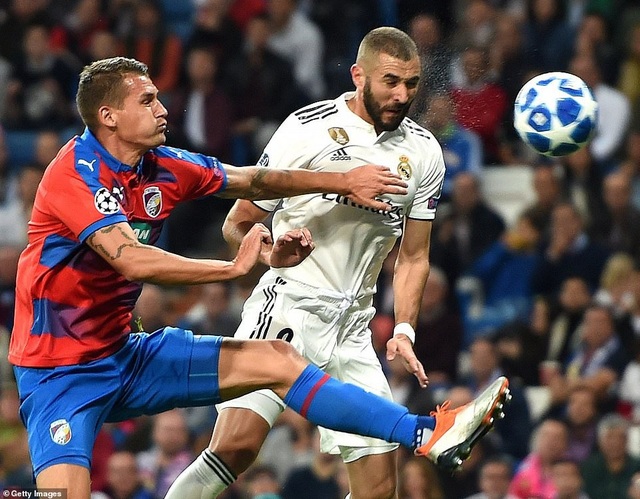 Real Madrid tìm lại mạch chiến thắng tại Champions League - 16
Benzema ghi bàn mở tỷ số cho Real Madrid ở phút 11