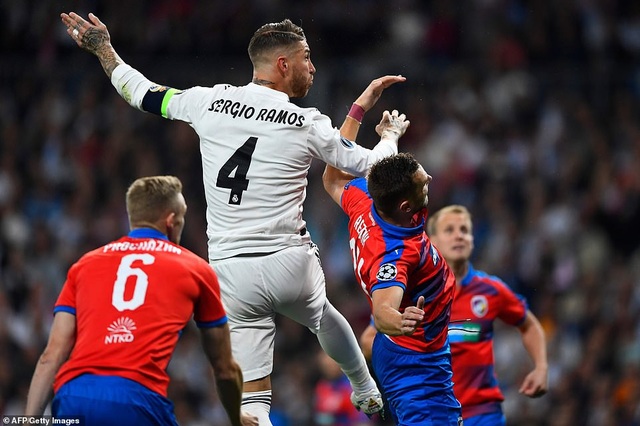 Real Madrid tìm lại mạch chiến thắng tại Champions League - 14
Thủ quân Ramos có một tình huống đánh đầu trúng cột dọc Viktoria Plzen