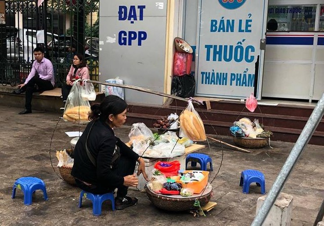 Phạt tiền triệu nếu không cắt móng tay, không đeo găng tay khi tiếp xúc thực phẩm chín - Ảnh 1. Phạt tiền triệu nếu không cắt móng tay, không đeo găng tay khi tiếp xúc thực phẩm chín - Ảnh 1.