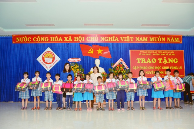 Quảng Ngãi: Tặng 540 cặp phao cho học sinh vùng lũ - 1 Sở LĐ-TB&XH tỉnh Quảng Ngãi tặng 540 cặp phao cho trẻ em ở những địa bàn thường xuyên bị nước lũ chia cắt trong mùa mưa bão