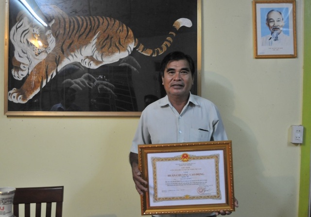 Nuôi bò, trồng chuối trên đất phèn, lão nông đều đặn thu lời 5 tỷ đồng mỗi năm - 4 Ngày18/9/2017, nông dân Nguyễn Lợi Đức vinh dự nhận Huân chương Lao động hạng Ba của Chủ tịch nước Công hòa Xã hội chủ nghĩa Việt Nam: “Có thành tích tiêu biểu, xuất sắc trong phong trào Nông dân thi đua sản xuất kinh doanh giỏi, đoàn kết giúp nhau làm giàu và giảm nghèo bền vững”.