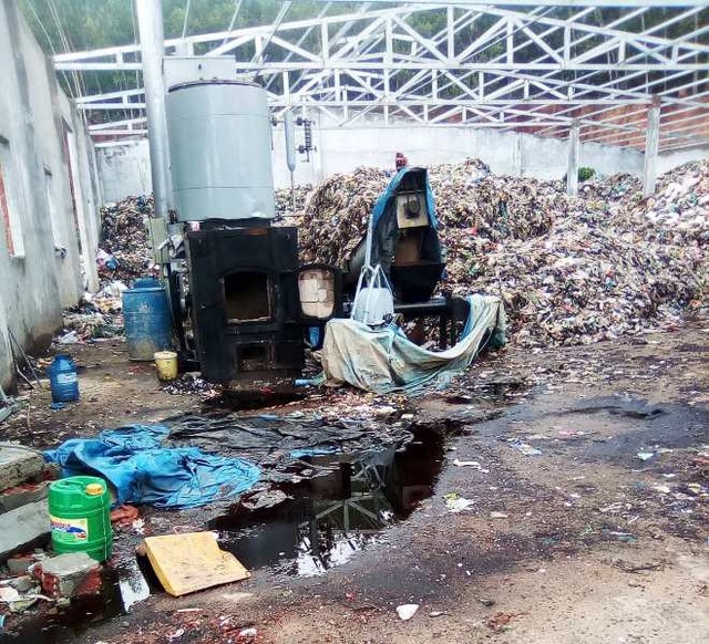 Người dân “vây” nhà máy xử lý rác thải gây ô nhiễm - 3 Nước thải từ rác thải chảy ra có màu đen