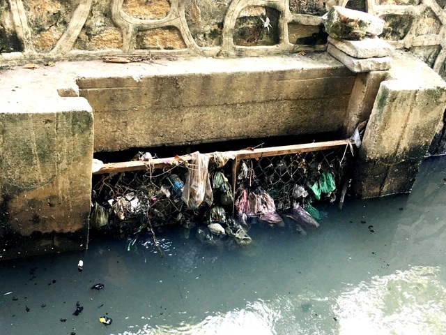 Lưới ngăn rác vào khe Ồ Ồ chảy dưới chân Chùa Cầu
