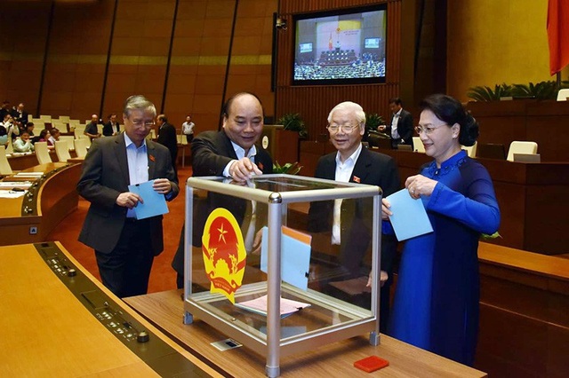 Kết quả lấy phiếu tín nhiệm 48 lãnh đạo chủ chốt - 5
Tổng Bí thư - Chủ tịch nước Nguyễn Phú Trọng, Chủ tịch Quốc hội Nguyễn Thị Kim Ngân, Thủ tướng Nguyễn Xuân Phúc và Thường trực Ban Bí thư Trần Quốc Vượng là những người đầu tiên lên bỏ phiếu tín nhiệm. (Ảnh: Việt Hưng)