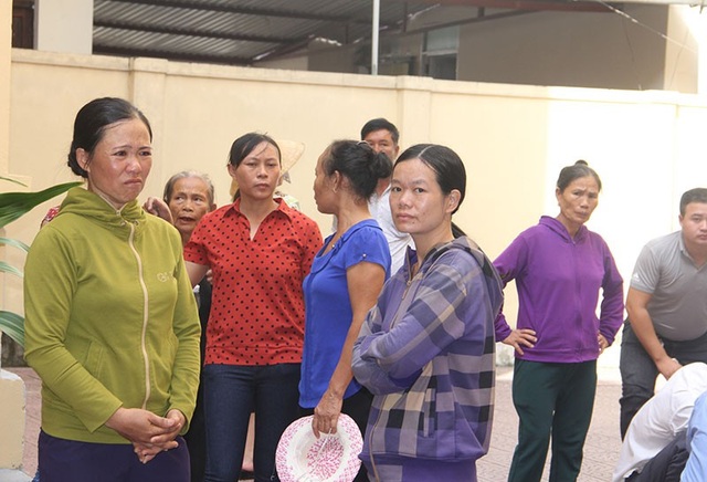 Náo loạn phiên tòa xét xử tài xế xe ben nghi cố tình cán chết nam sinh - 3 Người nhà nạn nhân và hàng chục người dân nóng lòng chờ đợi phiên tòa xét xử tài xế Quân.
