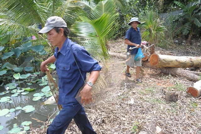 Đi bắt chuột đồng mùa nước nổi - 3
Bắt đầu một chuyến săn chuột đồng bằng máy cắt cỏ khi được chế thành máy bơm nước mi ni